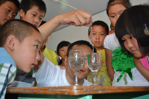 揚州大學53名貧困生假期打工掙兩萬多給雅安孩子圓夢