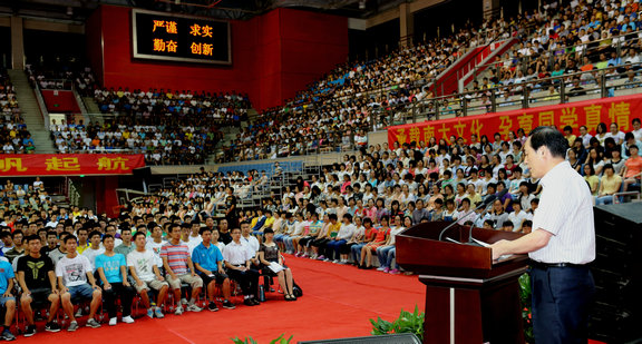 南大校長陳駿寄語新生：育善心、出善言、行善道