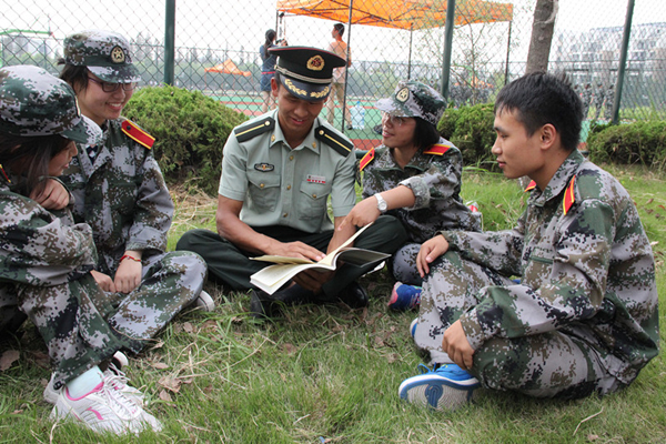 “魔鬼軍訓(xùn)日記”送教官 軍訓(xùn)新生感恩另類教師節(jié)