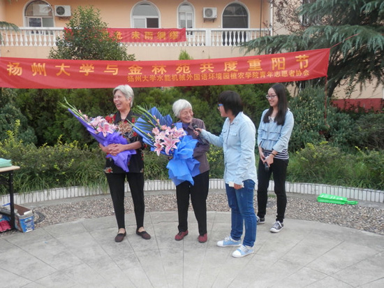 “義演”進社區 揚大學子重陽前夕給老人送溫暖