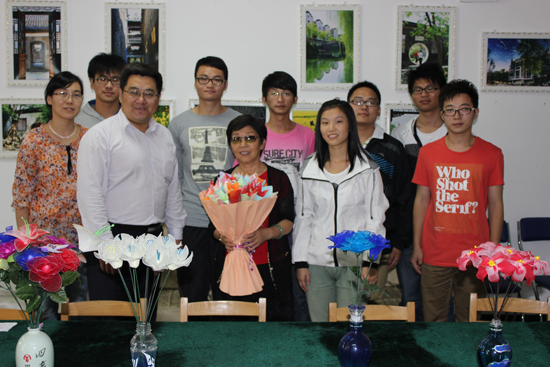 敬老節(jié):揚大35名學(xué)子集體折百合感恩退休老教師