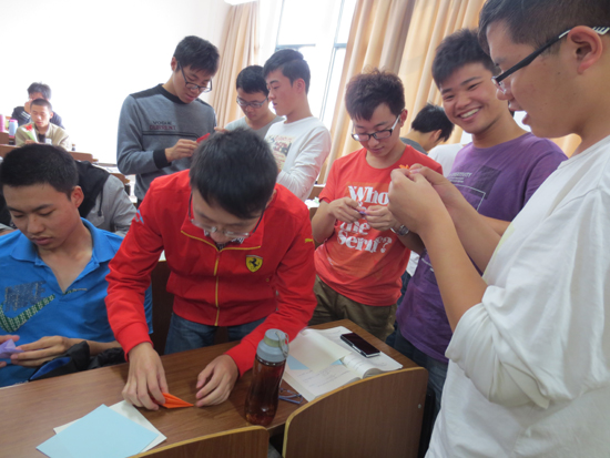 敬老節(jié):揚大35名學(xué)子集體折百合感恩退休老教師