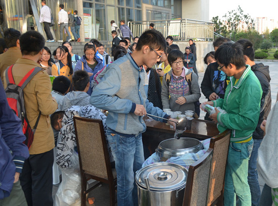 世界糧食日:揚大學子義賣“愛心粥”助力貧困兒童