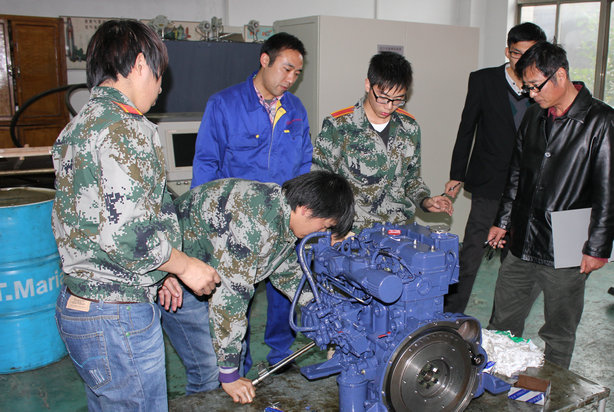 實踐求真知 揚大工科學子柴油機拆裝展風采