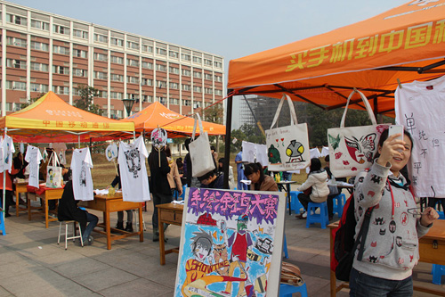 揚大學(xué)生舉辦涂鴉大賽 “執(zhí)筆繪青春”傳遞愛