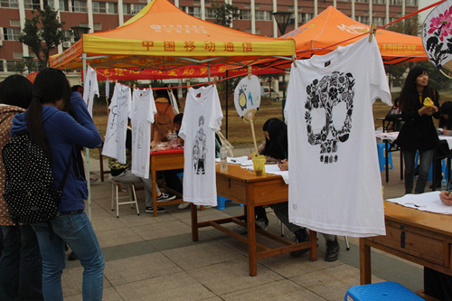 揚大學(xué)生舉辦涂鴉大賽 “執(zhí)筆繪青春”傳遞愛