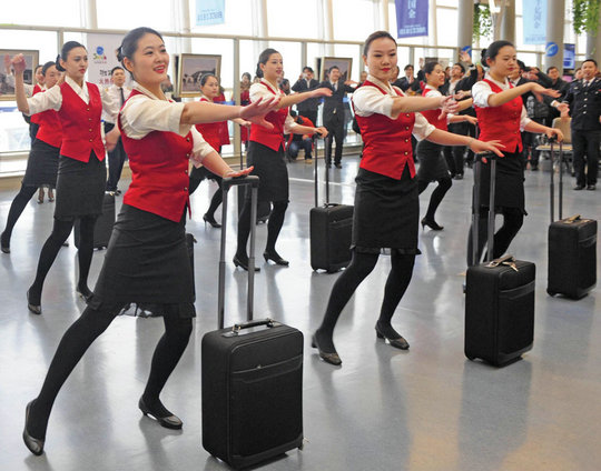 碩放迎來開航十年 空姐上陣演繹“快閃”