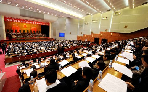 少數民族代表盛裝出席人大會議