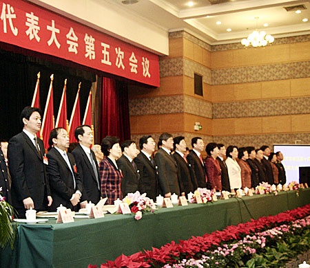 全體代表起立唱國歌