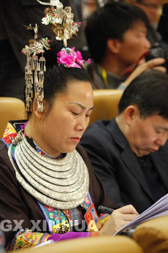 少數民族代表聽取報告