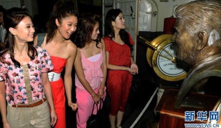 美航母里根號戰斗群訪港 香港小姐登艦參觀