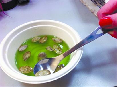 沈陽市場部分“綠茶”瓜子是色素泡出來的