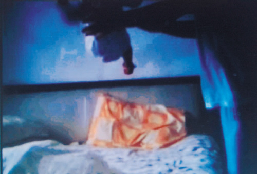 無(wú)良保姆虐10月大女嬰 摔完嬰兒讓孩子啃她腳指頭