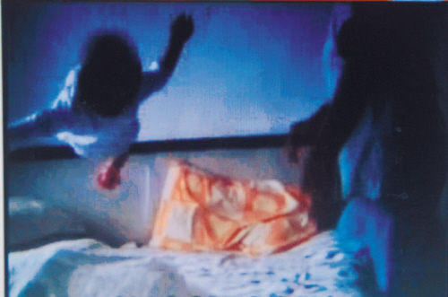 無(wú)良保姆虐10月大女嬰 摔完嬰兒讓孩子啃她腳指頭