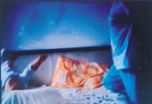 無(wú)良保姆虐10月大女嬰 摔完嬰兒讓孩子啃她腳指頭