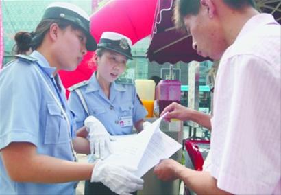 “女城管”上街執法 秘密“武器”:微笑