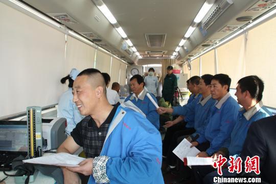 沈陽血站告急郭明義出租行業愛心團隊排隊獻血