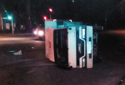 凌晨路口發(fā)生車禍 一輛轎車撞翻廂貨
