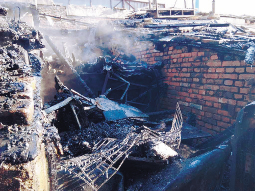 爐子火不旺澆汽油釀火災 撲滅及時未造成傷亡