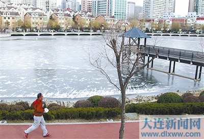 湖面剛結冰 玩耍很危險