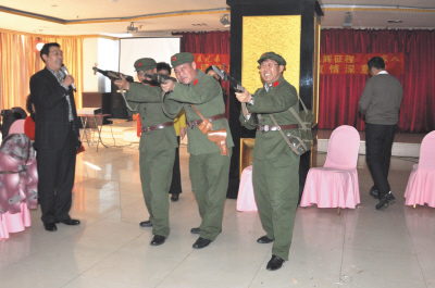 老戰(zhàn)友來聚會(huì)紀(jì)念當(dāng)兵40年