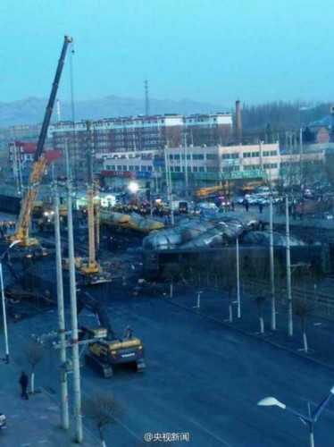 遼寧:超載大貨車撞翻11節火車 致錦承鐵路中斷