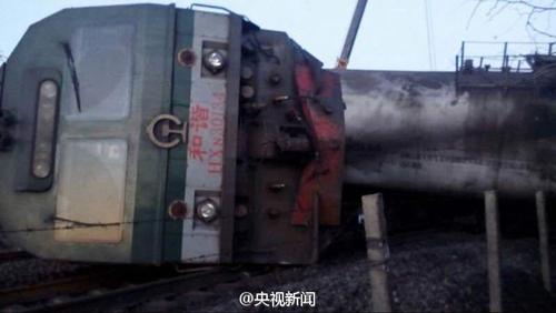 遼寧:超載大貨車撞翻11節火車 致錦承鐵路中斷