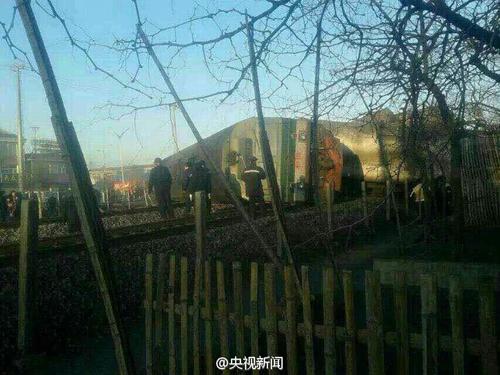 遼寧:超載大貨車撞翻11節火車 致錦承鐵路中斷