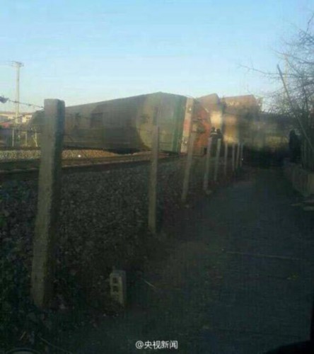 遼寧:超載大貨車撞翻11節火車 致錦承鐵路中斷