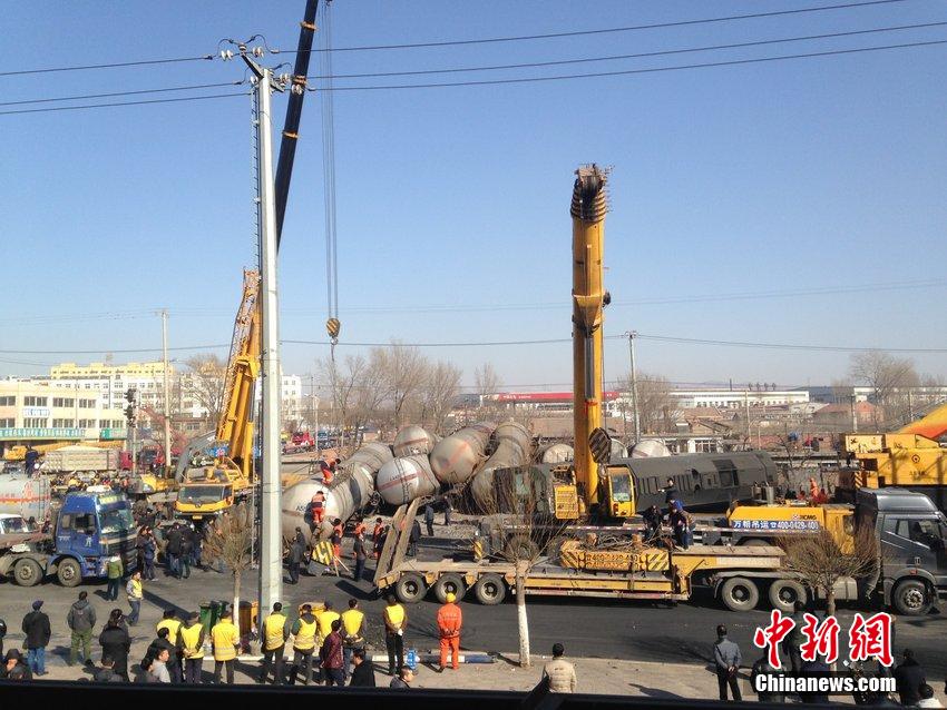 遼寧一貨車(chē)剎車(chē)失靈 撞翻拉硫酸火車(chē)