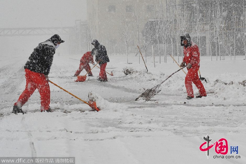 遼寧省大連市發布暴雪橙色預警 漫天飛雪機車被困