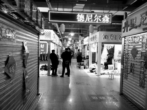 沈陽:南塔鞋城內一中年男子持劍刺傷小伙