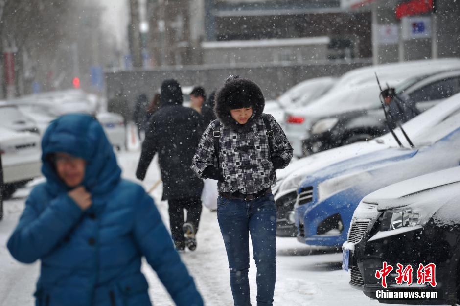 遼寧出現雨雪寒潮大風天氣 市民“武裝”出行