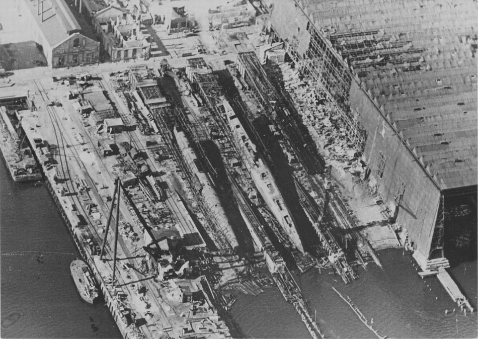 帝國的衰落:曾造出遼寧艦的造船廠如今雜草叢生