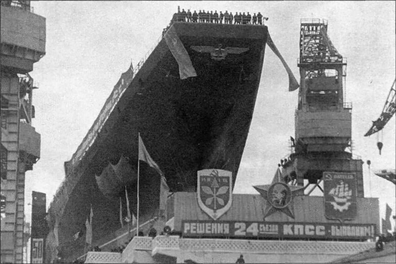 帝國的衰落:曾造出遼寧艦的造船廠如今雜草叢生