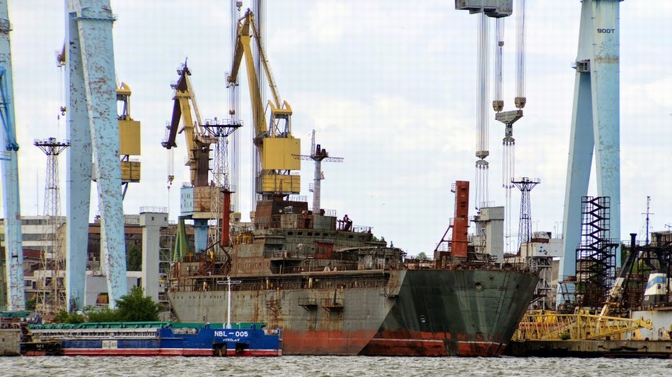 帝國的衰落:曾造出遼寧艦的造船廠如今雜草叢生