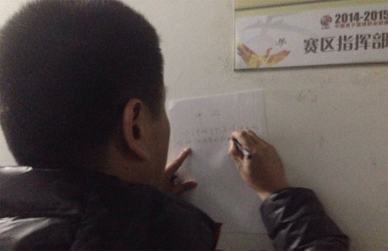 遼寧不滿判罰準備申訴 老總賽后伏墻親自寫材料