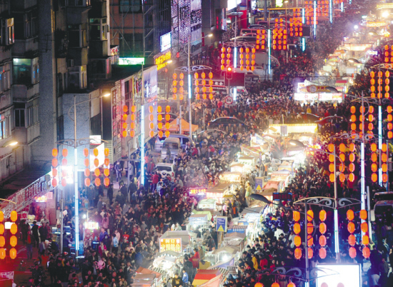 東北最大沈陽興順夜市開市:新增小吃近百種 整街“禁酒”