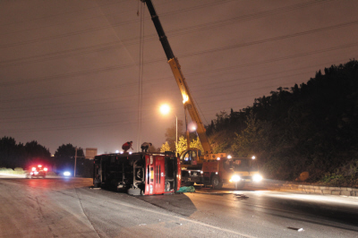 大連：速度快 車上物品移位車側翻（圖）