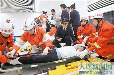大連多部門(mén)聯(lián)動(dòng)演練地鐵脫軌救援