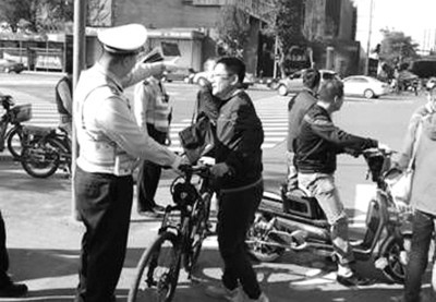 沈陽:行人闖紅燈“罰站崗5分鐘”你咋看(圖)