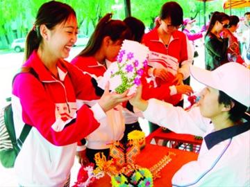 沈陽：智障殘疾者義賣 大學生搶購獻愛心（圖）