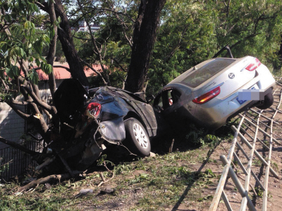 大連:兩車相撞 差點(diǎn)掉進(jìn)10米深溝(圖)