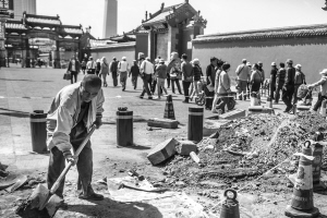 沈陽：“文德坊”前安升降柱控制車輛（圖）