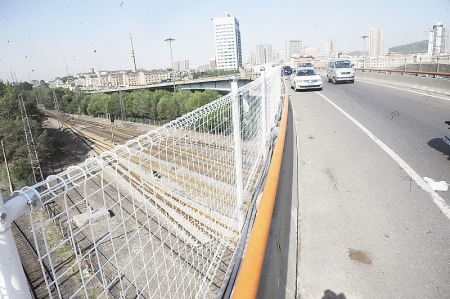 鞍山:五一立交橋更換防拋網(圖)