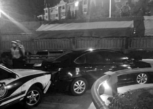 大連:轎車撞警車逃跑 警察征大貨截停(圖)