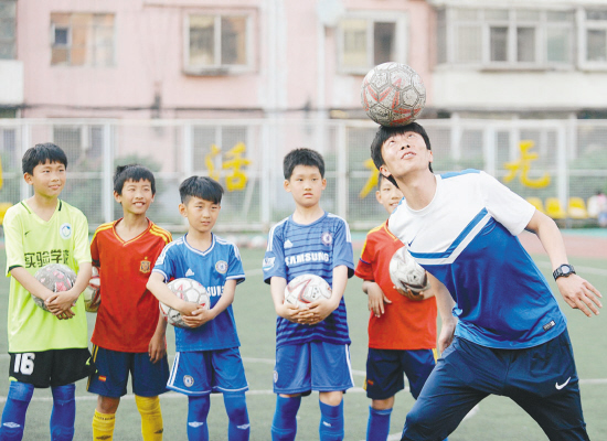 沈陽：足壇老將進校園傳真經（圖）