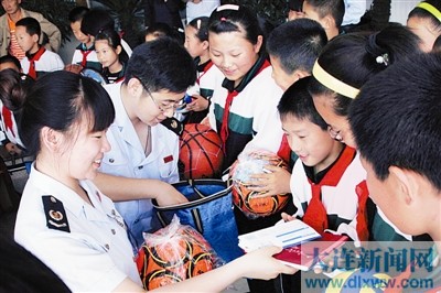 大連：“六一”兒童節禮物