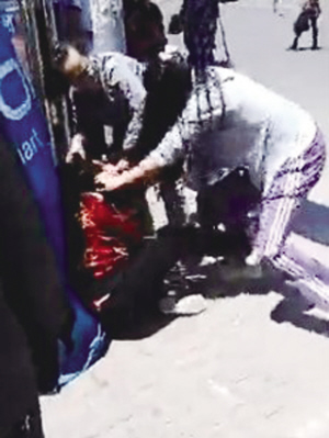 大連一女子當街暴打親媽 叫囂稱：我要她死（圖）