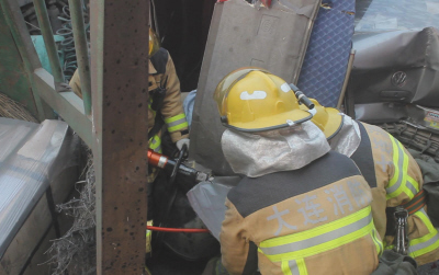 大連:大貨連撞3車 推捷達百米后側翻(圖)